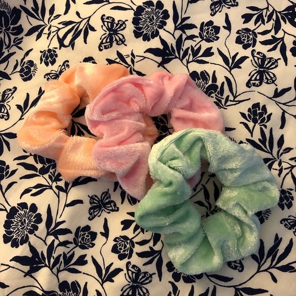 Trio of scrunchies pastel colors spring time - Picture 6 of 6